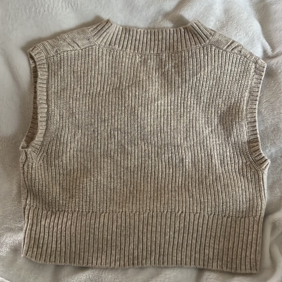 Beige colored sweater without sleeves - Picture 5 of 5
